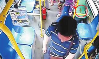 小伙公交车上拉大便